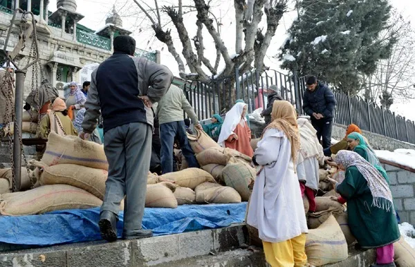 People demand for equitable distribution of dry rations in Srinagar ...