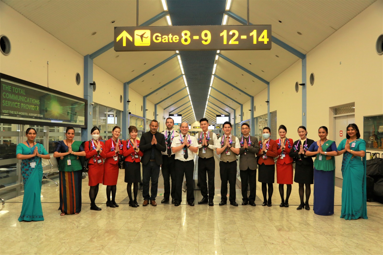 Cathay Pacific resumes flights - Group Photo With The Crew Members Of The Airline Along With SLTPB Officials And Sri Lankan Airline Officials 
